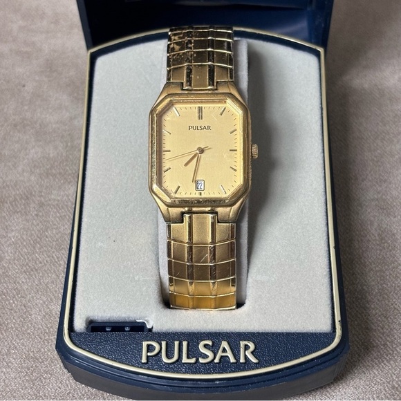 Pulsar by Seiko Mens Gold Plated Tank Wrist Watch Expansion Bracelet 28x37mm - Picture 2 of 5